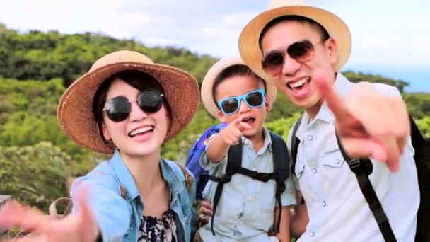Szczęśliwy Azji Rodzina Piesze Wycieczki Przygoda Biorąc Selfie — Wideo stockowe