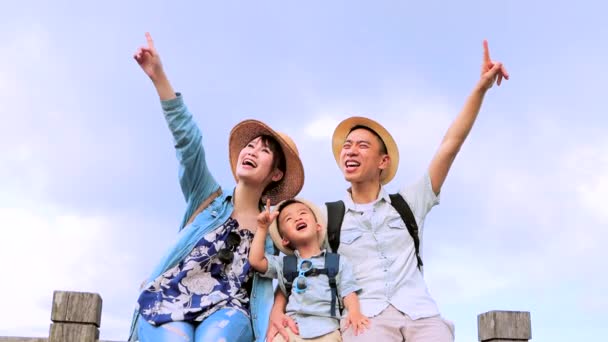 Feliz Asiático Familia Senderismo Aventura — Vídeos de Stock