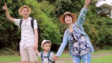 Ormanda mutlu bir aile yürüyüşü.