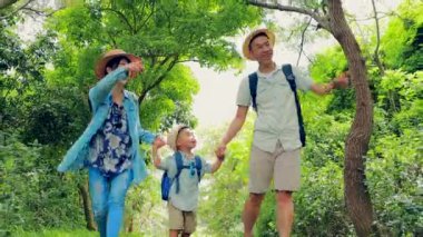 Ormanda mutlu bir aile yürüyüşü.