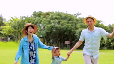 Ormanda mutlu bir aile yürüyüşü.