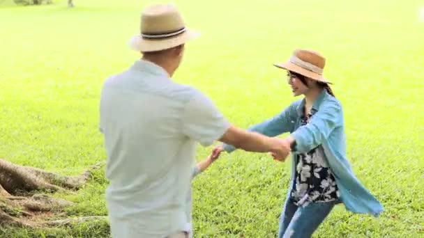 Feliz Asiático Família Jogar Juntos Parque — Vídeo de Stock