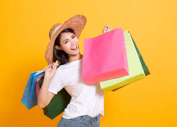 Ung Kvinna Sommar Hatt Och Hålla Shoppingväskor — Stockfoto