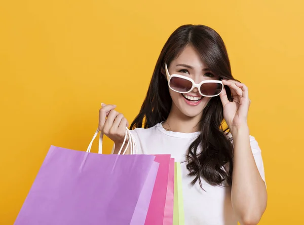 Feliz Joven Mujer Sosteniendo Las Bolsas Compra —  Fotos de Stock