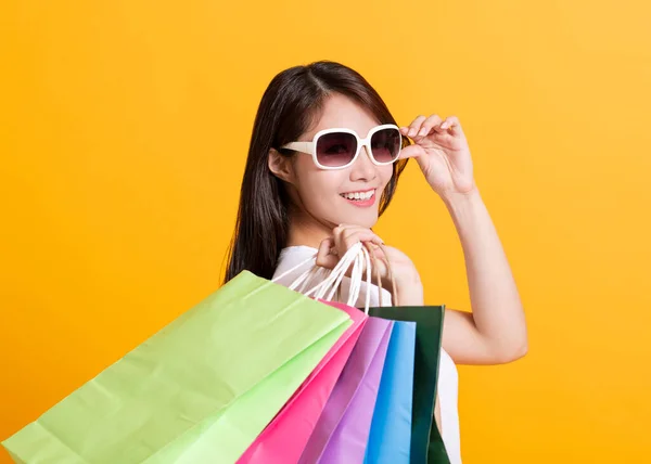 Gelukkig Jong Vrouw Het Houden Van Shopping Tassen — Stockfoto