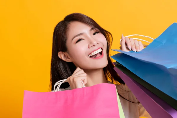 Mujer Joven Feliz Sosteniendo Bolsas Compras — Foto de Stock