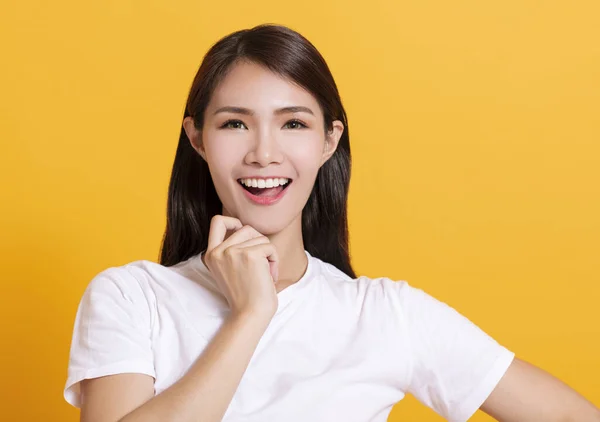 Glimlachende Jonge Aziatische Vrouw Met Gele Achtergrond — Stockfoto