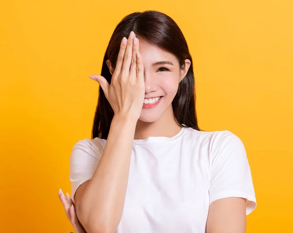 Sorridente Jovem Mulher Mão Tampa Olho — Fotografia de Stock