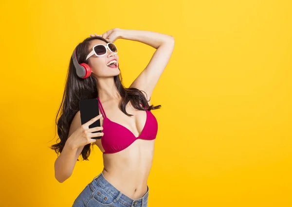 Bela Mulher Vestindo Biquíni Maiô Cantando Por Telefone Móvel — Fotografia de Stock