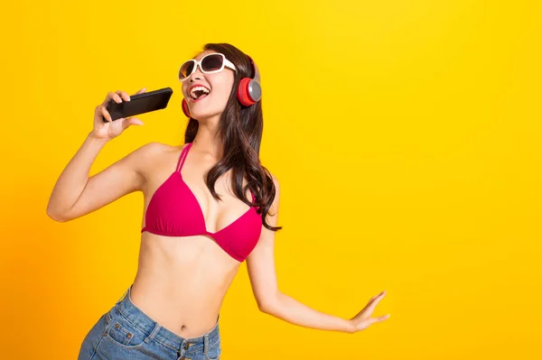 Hermosa Mujer Usando Bikini Traje Baño Cantando Por Teléfono Móvil — Foto de Stock