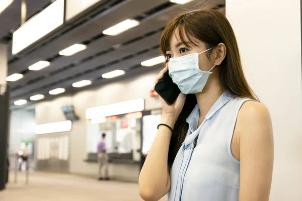 Donna Affari Con Maschera Facciale Alla Stazione Ferroviaria Guardare Telefono — Foto Stock