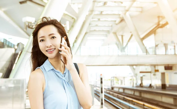 Νεαρή Γυναίκα Μιλάει Στο Τηλέφωνο Στο Σταθμό Του Τρένου — Φωτογραφία Αρχείου