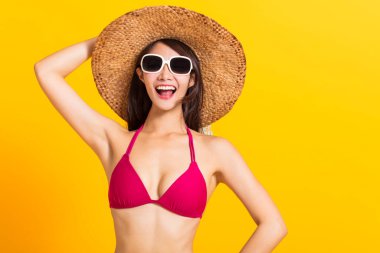 bikini giyen genç ve güzel bir kadın. 