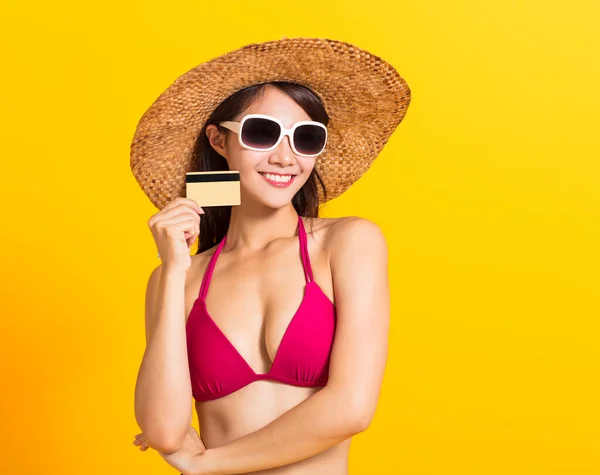 Ung Vacker Kvinna Baddräkt Bikini Och Visar Kreditkort — Stockfoto