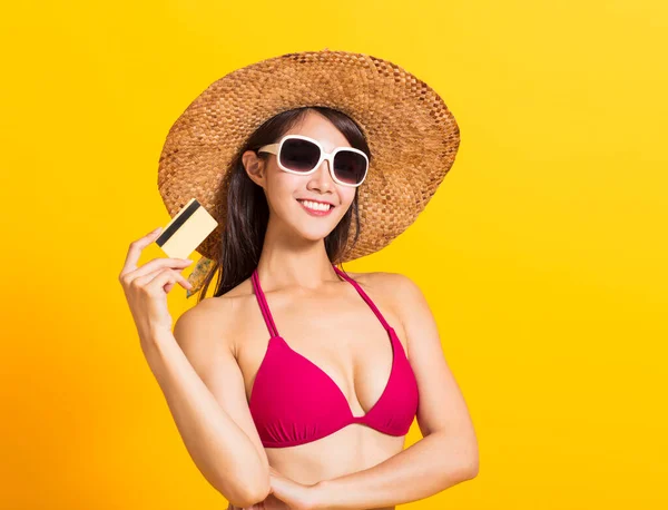 Joven Hermosa Mujer Usando Bikini Traje Baño Mostrando Tarjeta Crédito —  Fotos de Stock