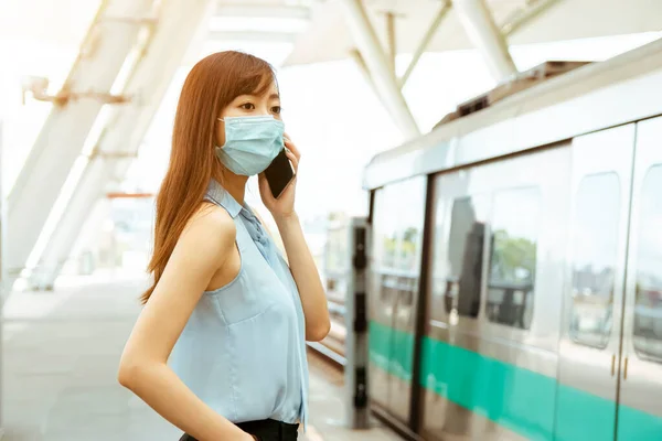 Donna Affari Che Indossa Maschera Facciale Alla Stazione Ferroviaria Parlando — Foto Stock