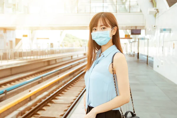 Donna Affari Che Indossa Maschera Alla Stazione Ferroviaria — Foto Stock