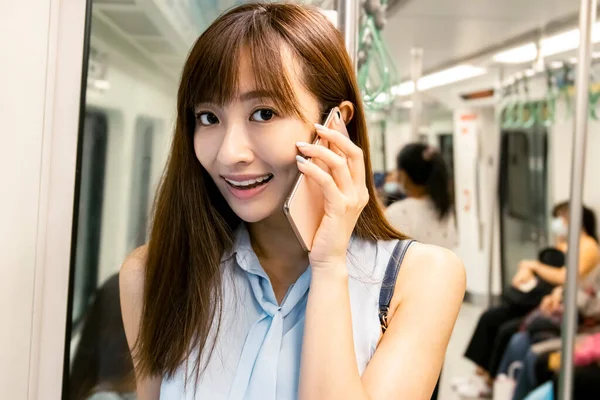 Mujer Joven Hablando Por Teléfono Tren Subterráneo — Foto de Stock