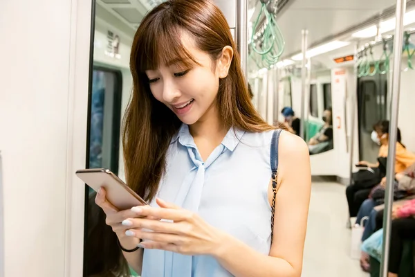 Νεαρή Γυναίκα Βλέποντας Κινητό Τηλέφωνο Στο Τρένο Του Μετρό — Φωτογραφία Αρχείου
