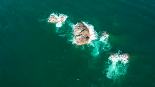 Αεροφωτογραφία Ωκεανός Κύμα Βράχος Και Ακτογραμμή — Αρχείο Βίντεο