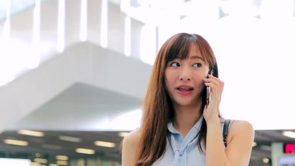 Joven Mujer Negocios Hablando Por Teléfono Estación Tren — Vídeo de stock