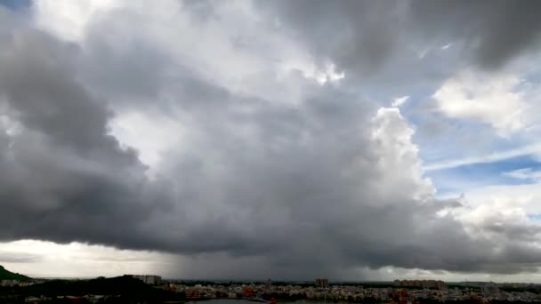 Donkere Wolk Harde Regenval Boven Stad — Stockvideo