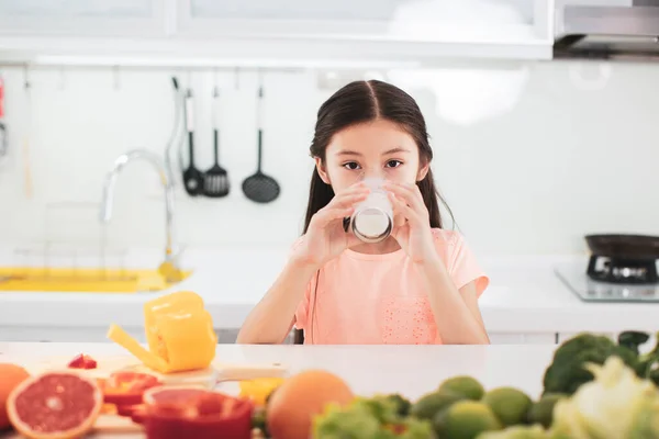 Linda Niña Bebiendo Con Leche Cocina —  Fotos de Stock