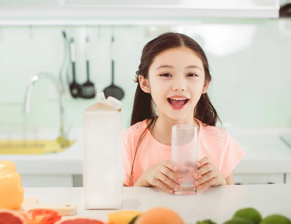 Милая Маленькая Девочка Пьет Молоко Кухне — стоковое фото