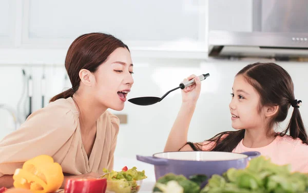 Little Girl Spoon Feeding Her Mother — Stock Photo, Image
