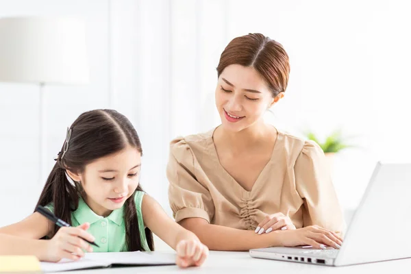 Mãe Está Trabalhando Ensinando Sua Filha Fazendo Trabalho Casa — Fotografia de Stock