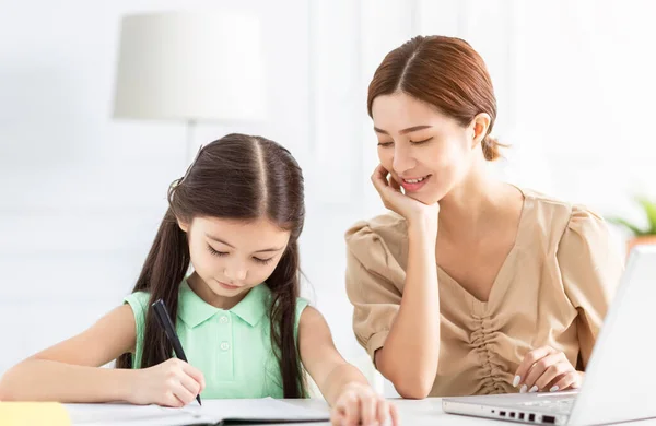 Mutter Arbeitet Und Unterrichtet Ihre Tochter Bei Der Hausarbeit — Stockfoto
