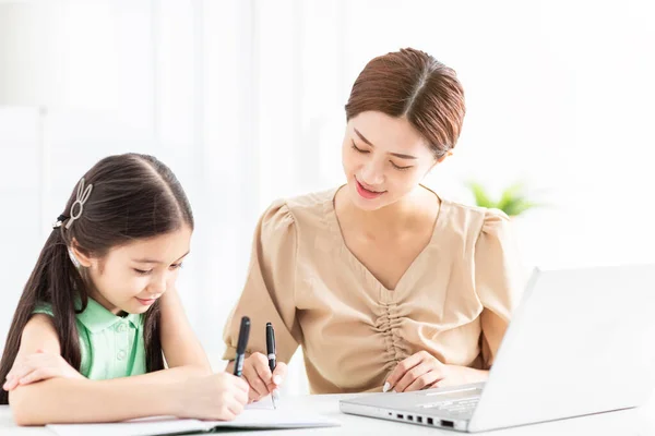 Mor Arbetar Och Lär Sin Dotter Att Göra Hemarbete — Stockfoto