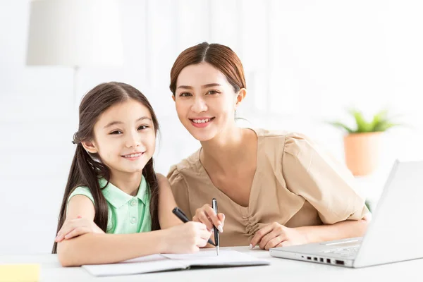 Mutter Arbeitet Und Unterrichtet Ihre Tochter Bei Der Hausarbeit — Stockfoto