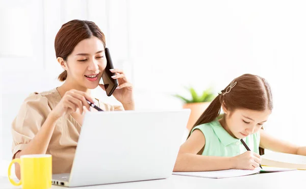 Madre Trabajando Casa Enseñando Hija Haciendo Trabajo Casa —  Fotos de Stock