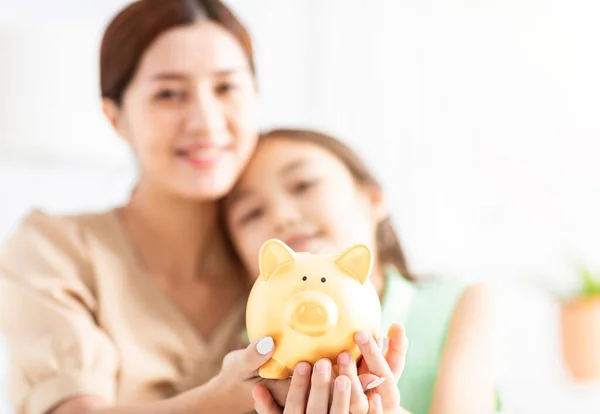 Mutter Und Ihre Tochter Halten Sparschwein — Stockfoto