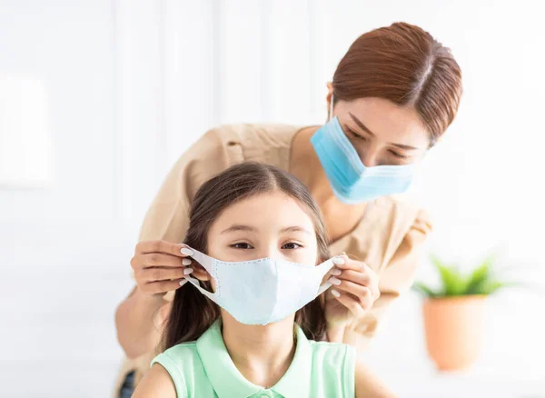 Moeder Helpen Haar Dochter Dragen Gezonde Gezicht Masker — Stockfoto