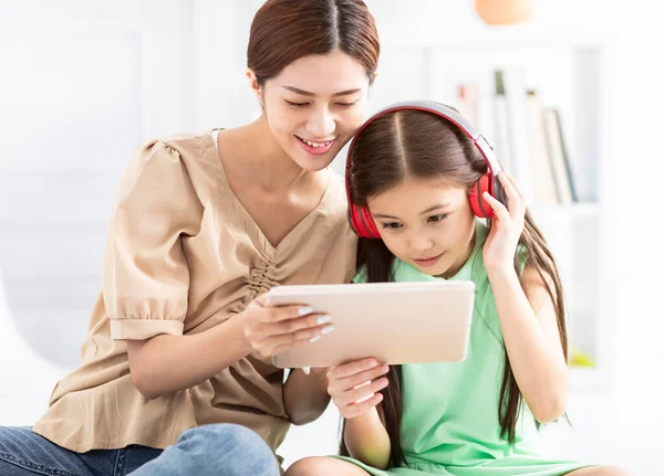 Mutter Und Tochter Lernen Hause Mit Tablet — Stockfoto