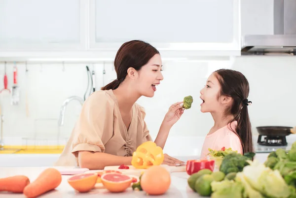 Szczęśliwa Matka Dziecko Córka Przygotowują Jedzą Warzywa Owoce — Zdjęcie stockowe