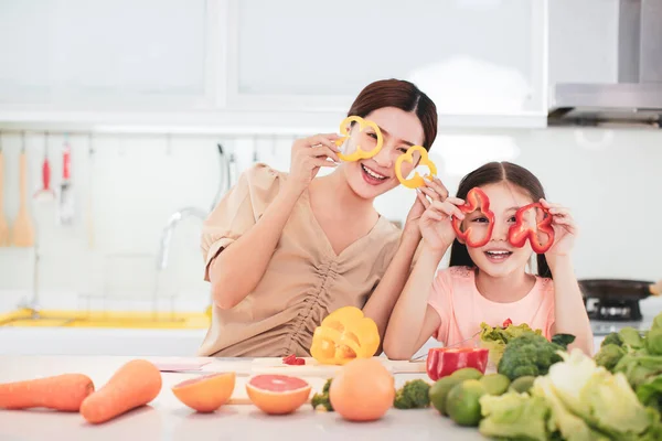 Feliz Madre Hija Preparando Las Verduras Frutas —  Fotos de Stock