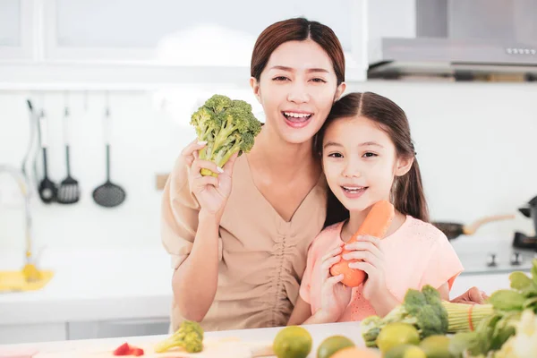 Feliz Madre Hija Preparando Las Verduras Frutas Cocina —  Fotos de Stock