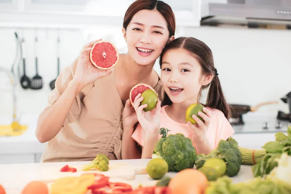 Feliz Madre Hija Preparando Las Verduras Frutas —  Fotos de Stock