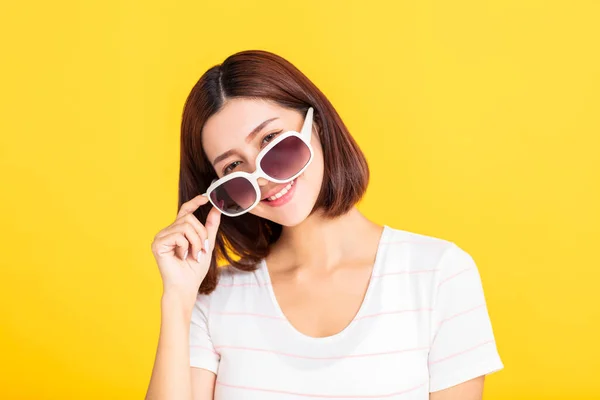 Primer Plano Mujer Joven Con Estilo Gafas Sol Sonriendo —  Fotos de Stock