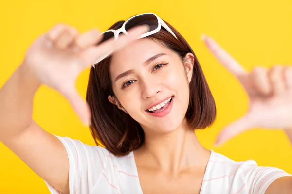 Primer Plano Mujer Joven Con Estilo Gafas Sol Sonriendo —  Fotos de Stock