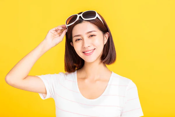 Primer Plano Mujer Joven Con Estilo Gafas Sol Sonriendo —  Fotos de Stock