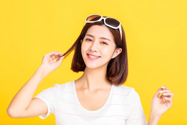 Primer Plano Mujer Joven Con Estilo Gafas Sol Sonriendo —  Fotos de Stock