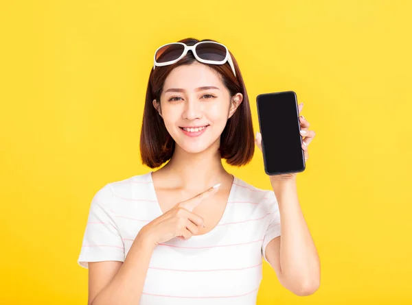 Šťastná Krásná Mladá Žena Ukazující Prázdný Displej Mobilní Telefon — Stock fotografie