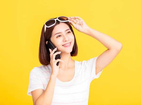 Feliz Hermosa Mujer Joven Hablando Por Teléfono Móvil —  Fotos de Stock