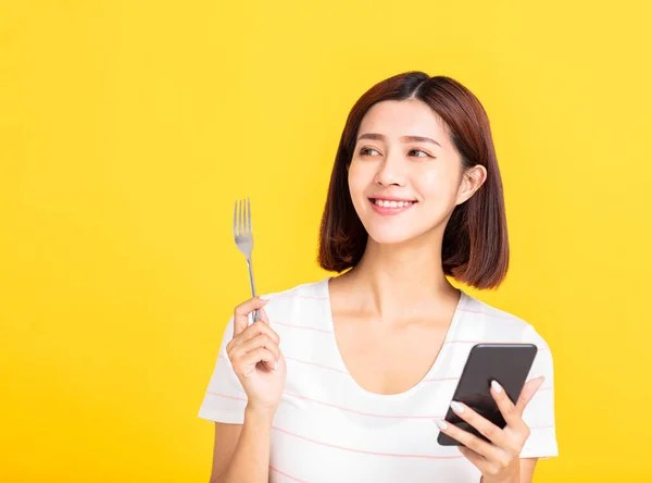 Mujer Joven Feliz Busca Restaurante Por Conceptos Teléfonos Móviles Inteligentes — Foto de Stock