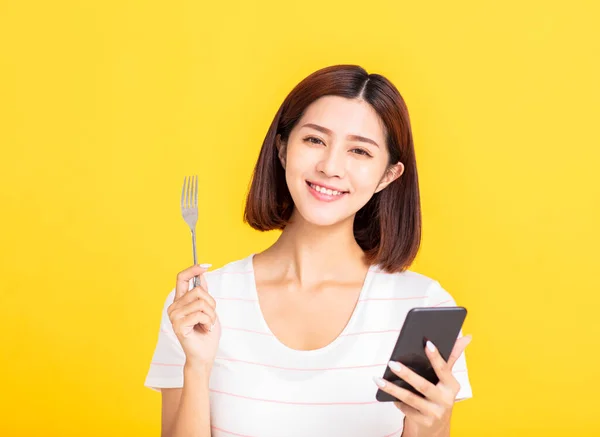 Šťastná Mladá Žena Hledá Restauraci Pomocí Chytrých Pojmů Mobilního Telefonu — Stock fotografie