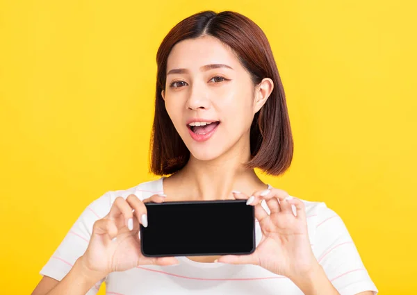 Šťastná Mladá Žena Ukazující Prázdný Displej Mobilní Telefon — Stock fotografie